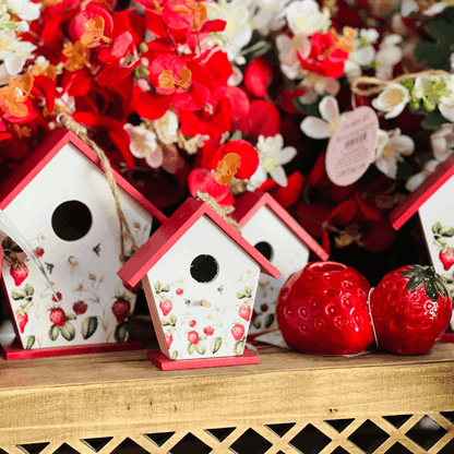 Casinha Decorativa Morangos de Madeira 10,5x11cm