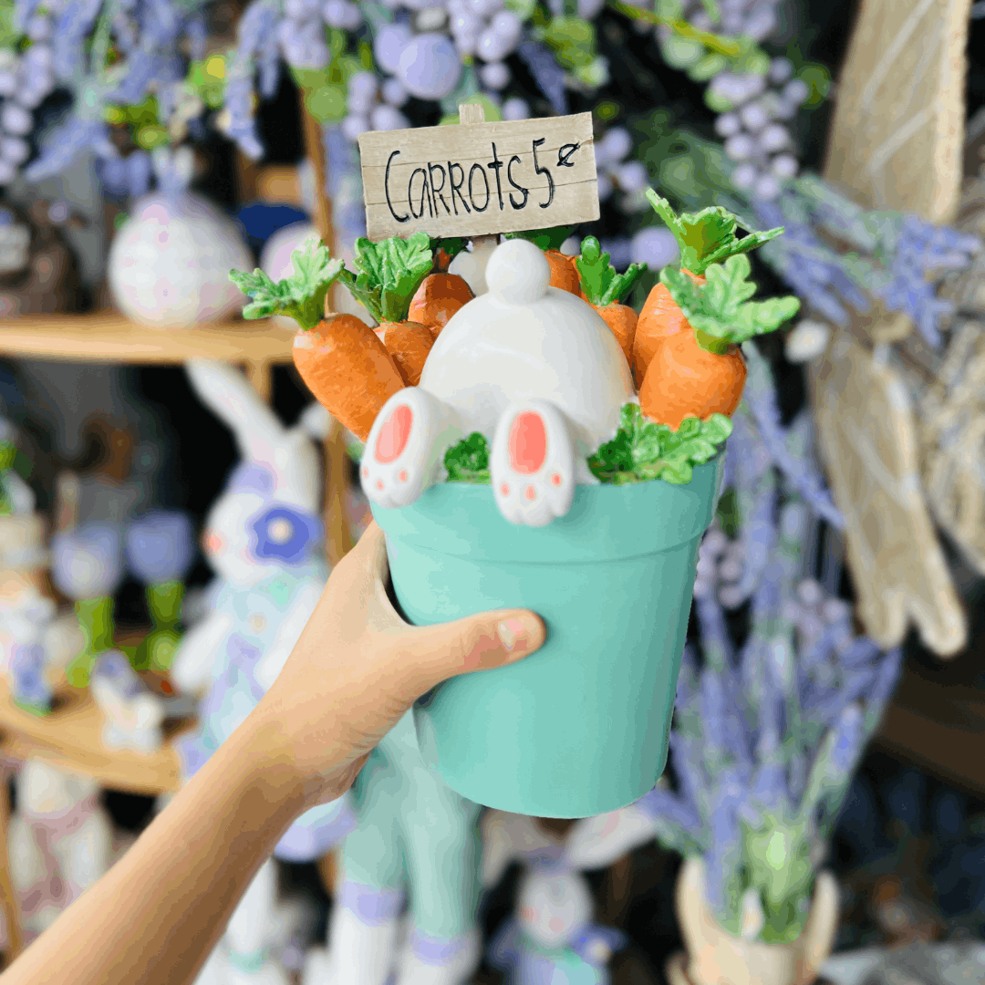 Coelho no Balde de Cenouras Decorativo de Resina 27,5cm