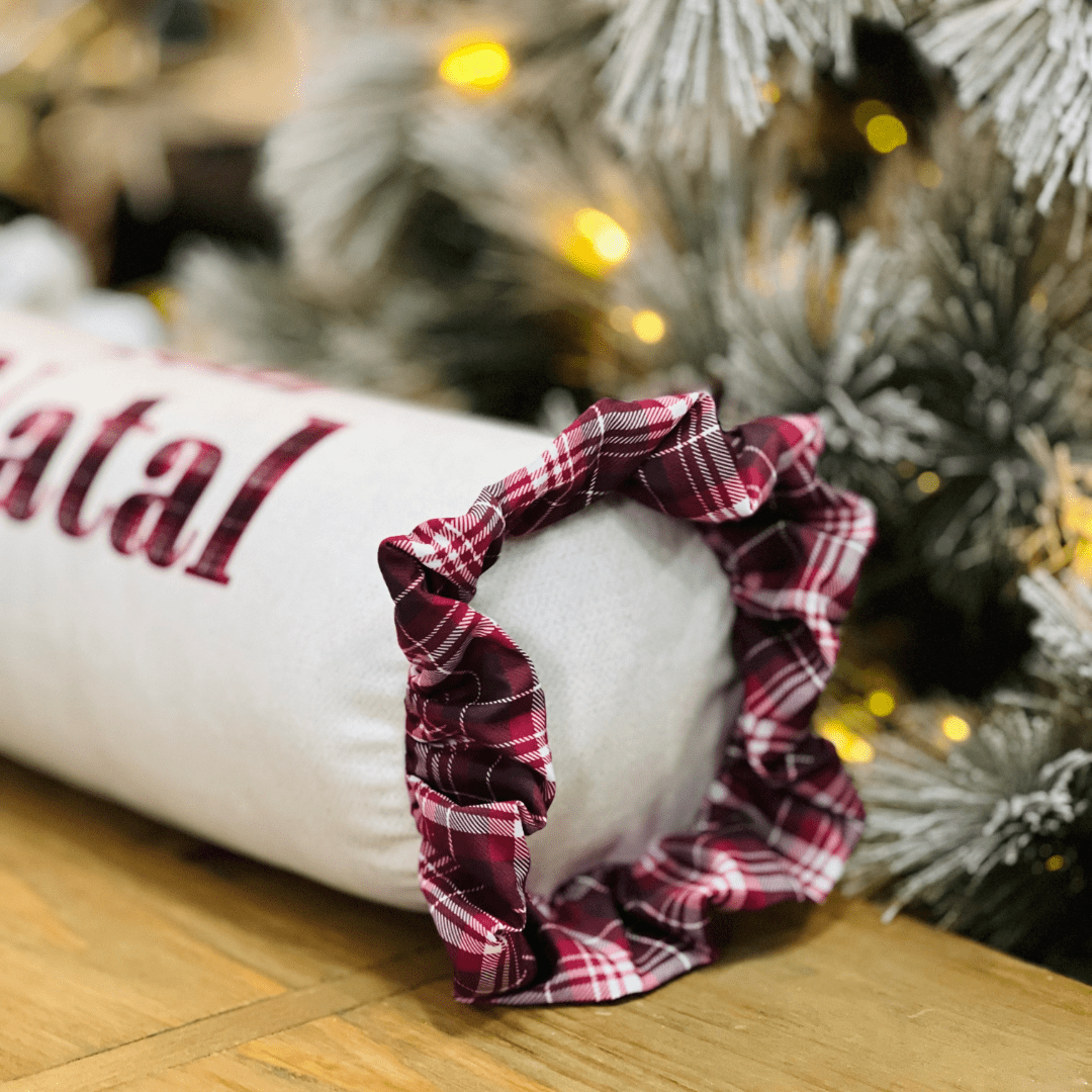 Almofada Feliz Natal Rolinho Com Babado 48x20cm
