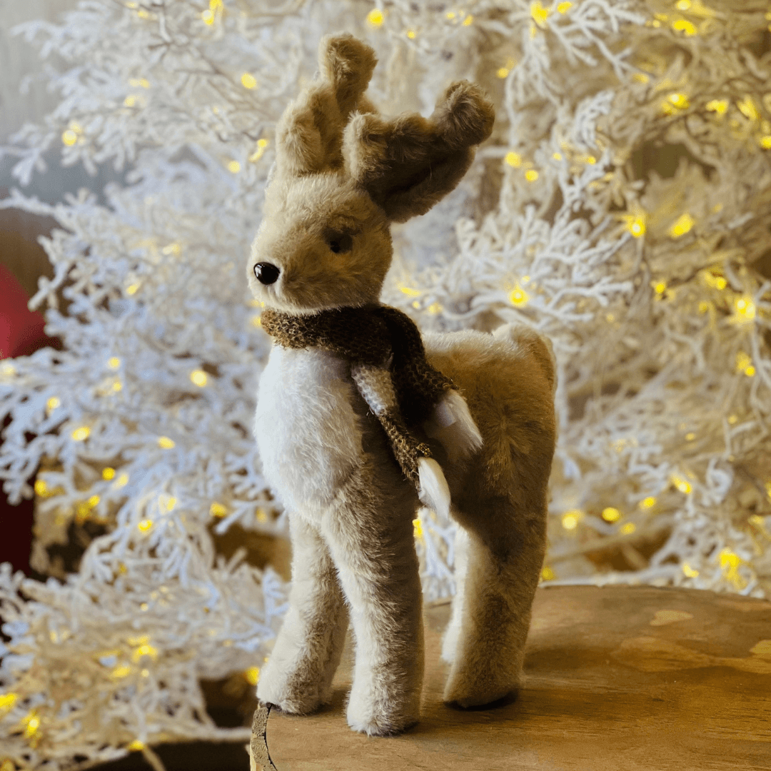 Cervo Decorativo com Cachecol – 45 cm