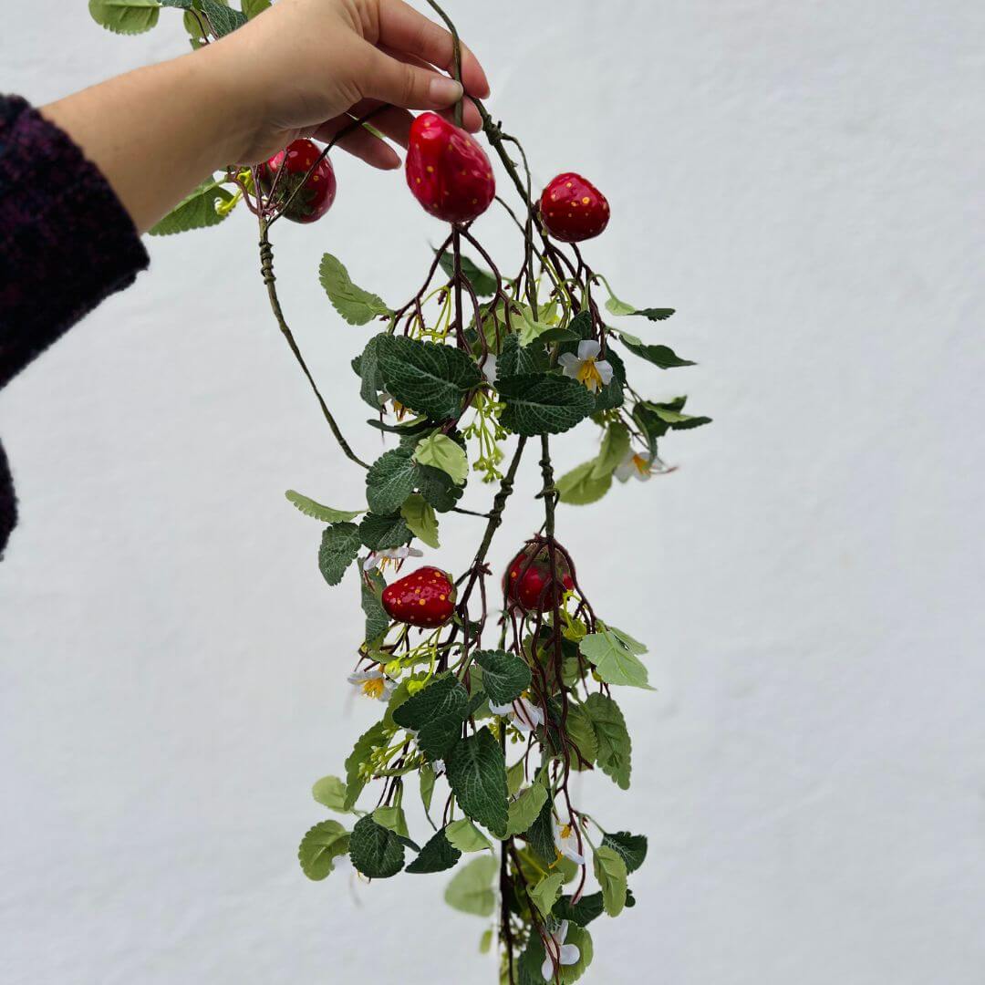 Festão Decorativo com Morangos – 1,22m