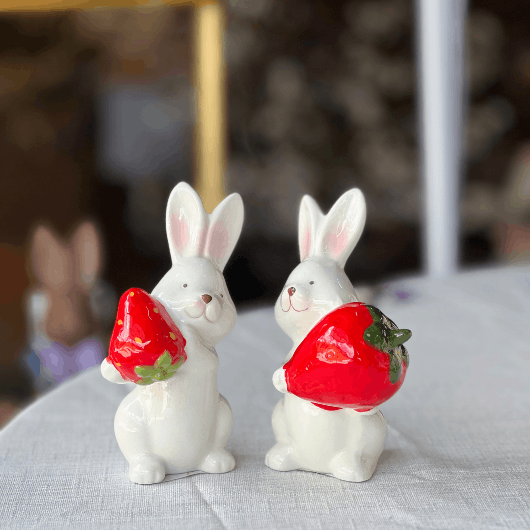 Coelho Com Morango de Cerâmica 12x8,5cm
