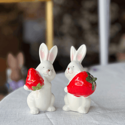 Coelho Com Morango de Cerâmica 12x8,5cm
