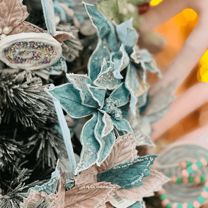 Flor Natalina Poinsetia Aveludada Azul Claro 28x59cm