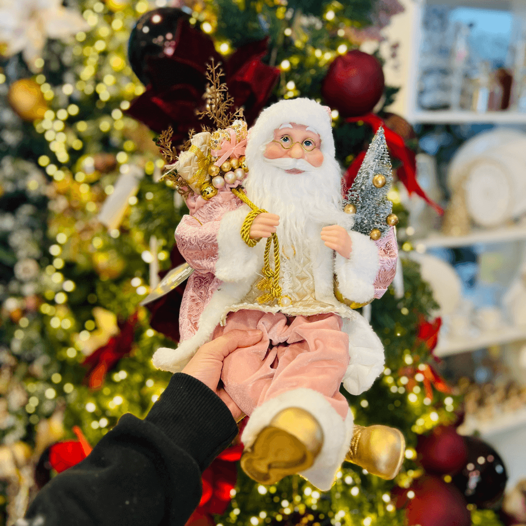 Papai Noel Sentado Com Presentes Rosa 28cm