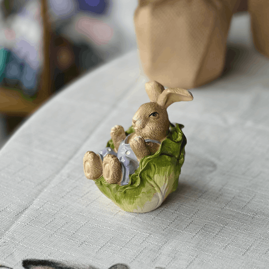 Coelho Deitado no Alface Verde e Lilás de Resina 7,5cm