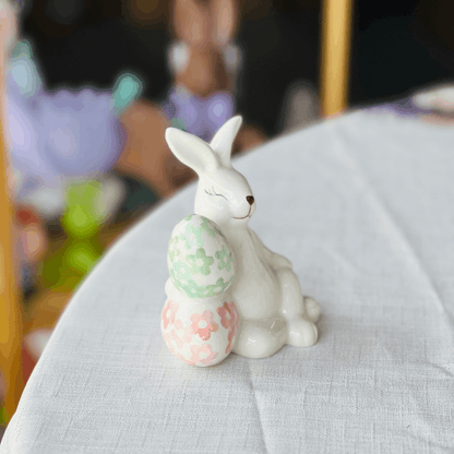 Coelho Com Ovinhos Branco de Cerâmica 10,5cm