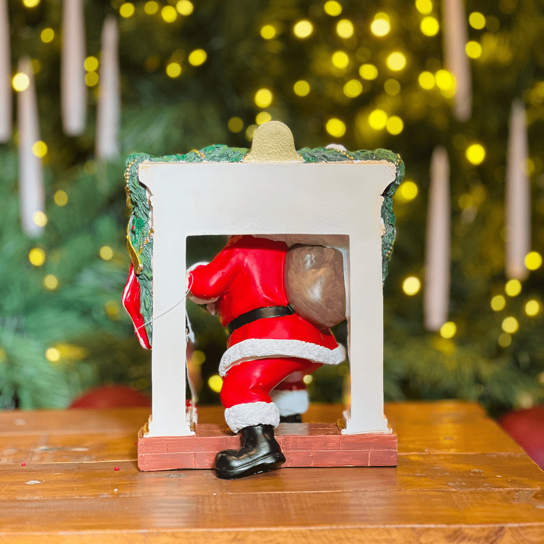 Papai Noel Saindo da Lareira de Resina 22cm
