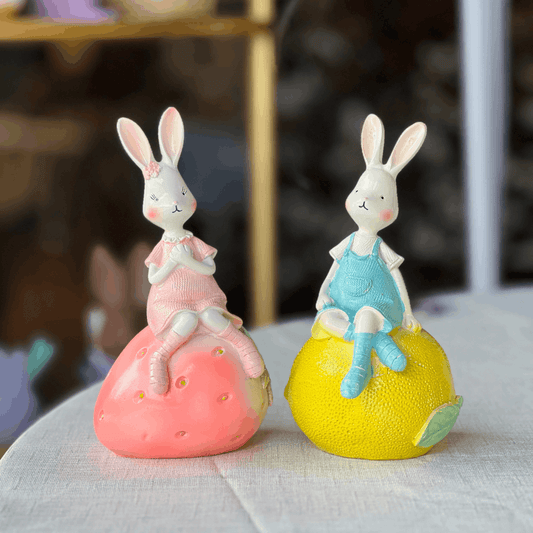Conjunto Coelhos Sentados nas Frutinhas 18cm - 2 Unidades
