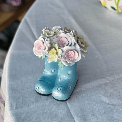 Bota Decorativa Com Flores Azul de Resina 12cm