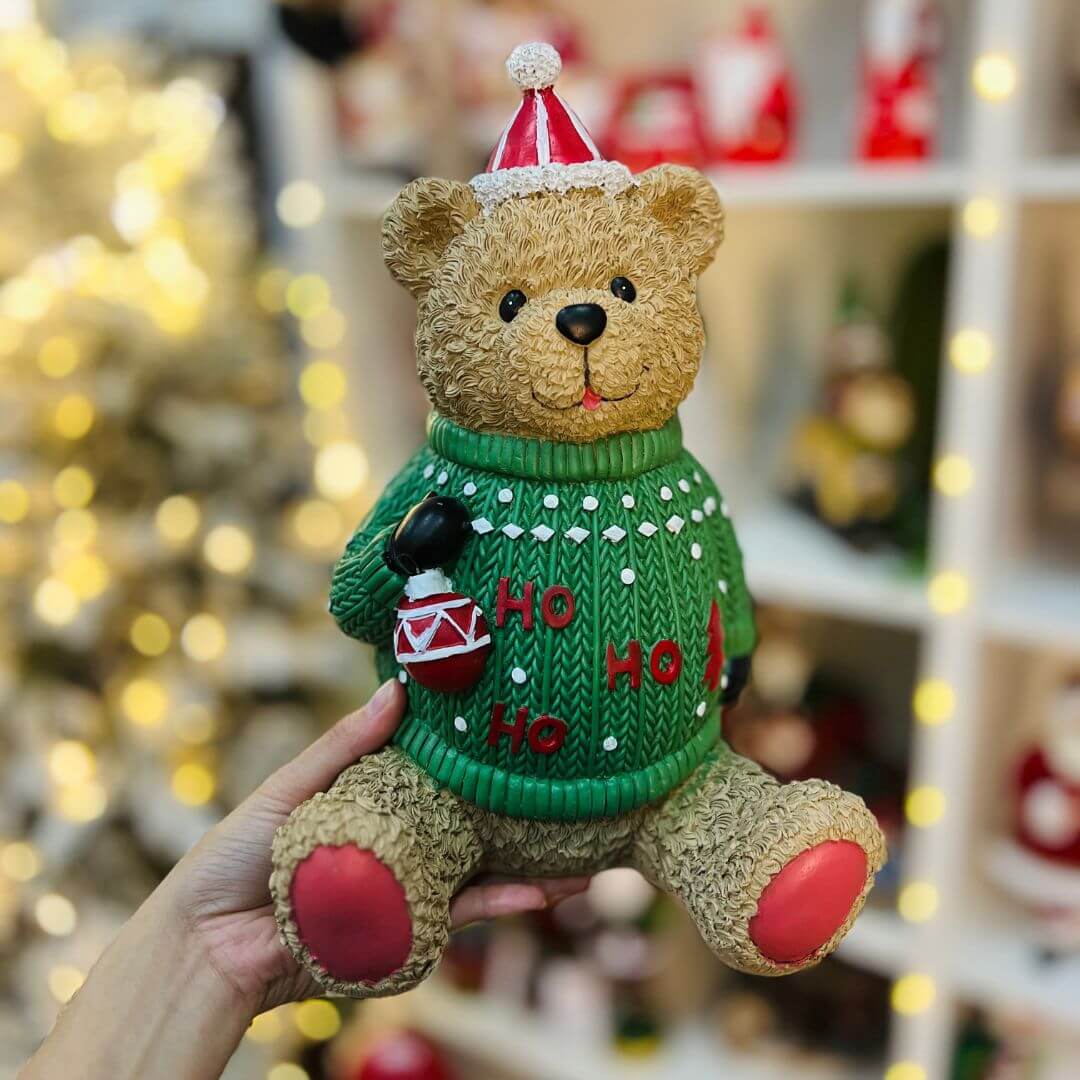Urso Sentado Em Resina Com Pinheiro - 21x18,5x31,3cm