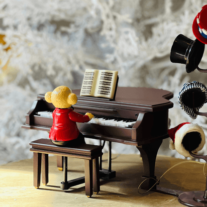 Urso Decorativo Tocando Piano com Som – 36cm