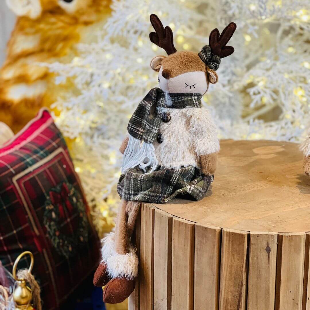 BONECO NATAL RENA MENINA SENTADA - 45cm