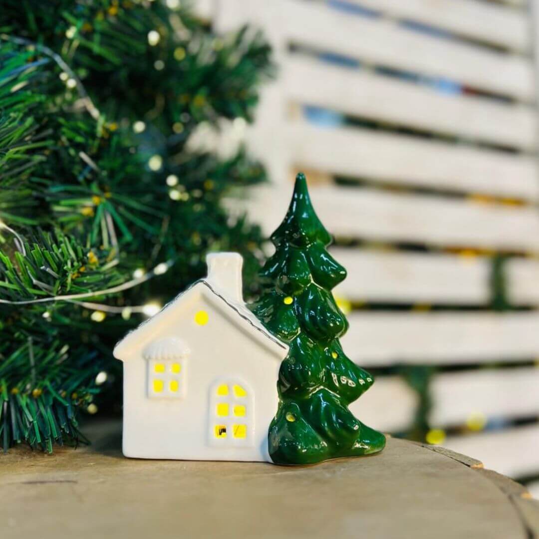 Casa Decorativa  Com Pinheiro Natal C/led - 13,5x12,1x7,5cm