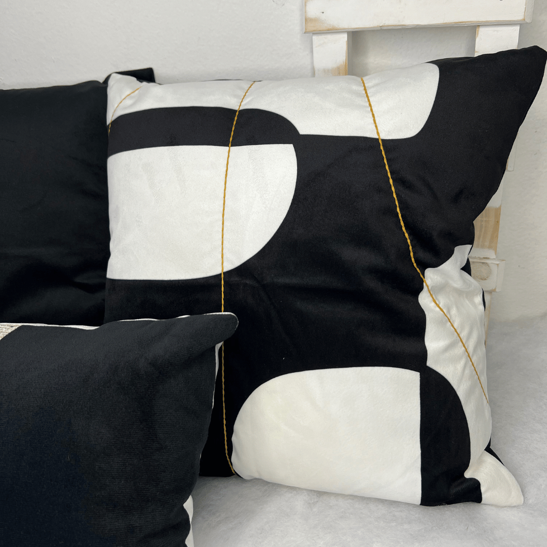 Capa De Almofada Veludo Luxor Preto e Branco Com Bordado Simples 43x43cm