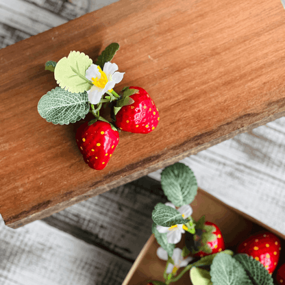 Jogo 8 Peças Decorativas de Morango com Flores - 6cm