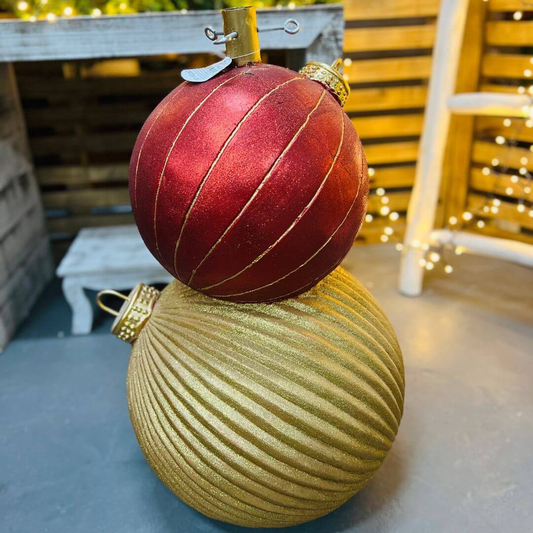 Base para Árvore de Natal com Bola Vermelha e Dourada – 67cm