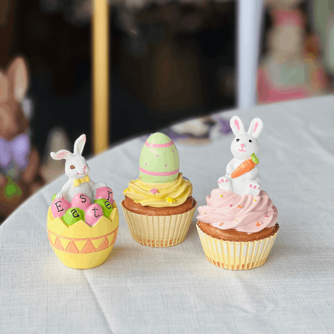 Cupcake Com Ovo Verde e Amarelo de Resina 9x6,2x6,2cm