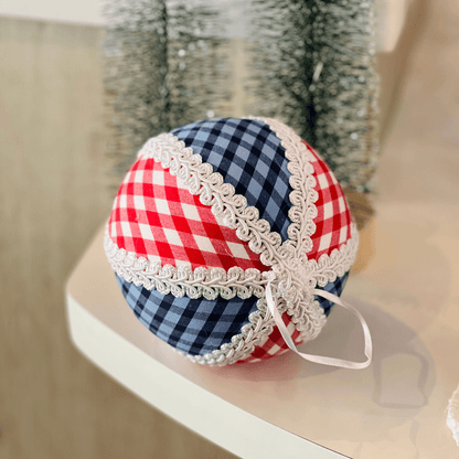 Bola Natalina Xadrez Azul e Vermelho 15cm - 1un