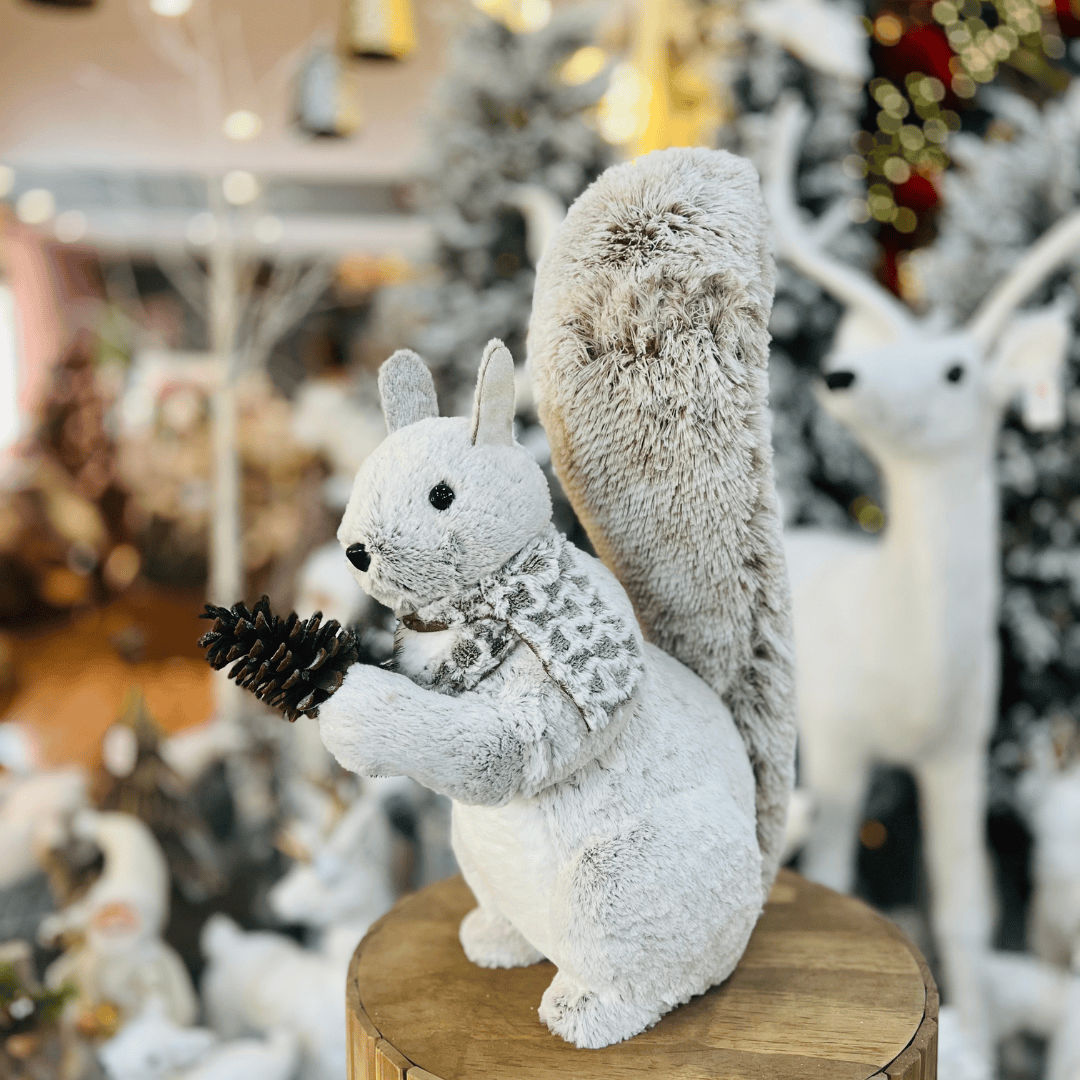 Esquilo Natalino Com Pinha Cinza 65cm