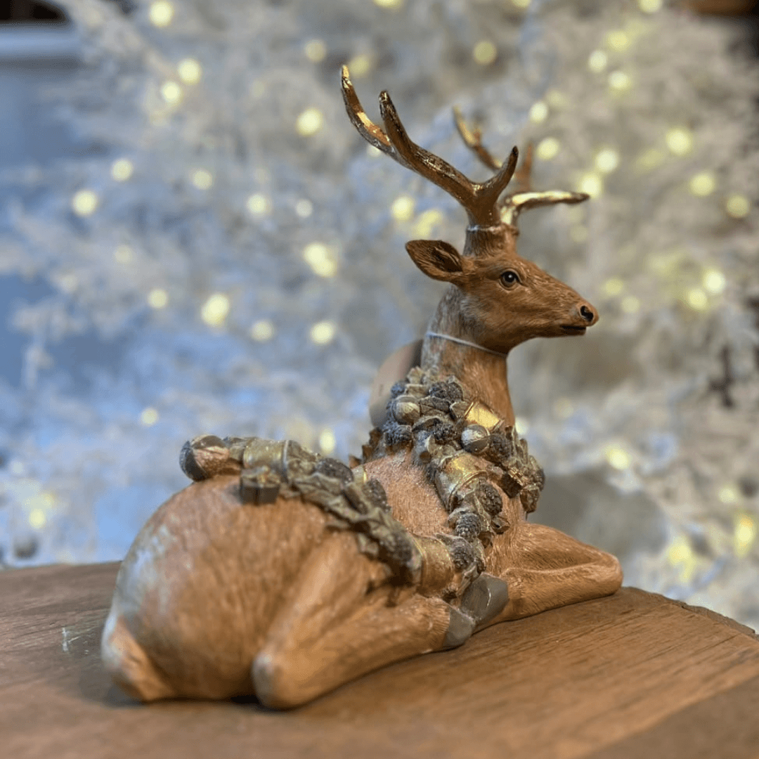 Rena Decorativa Deitada com Colar de Pinhas – 25cm