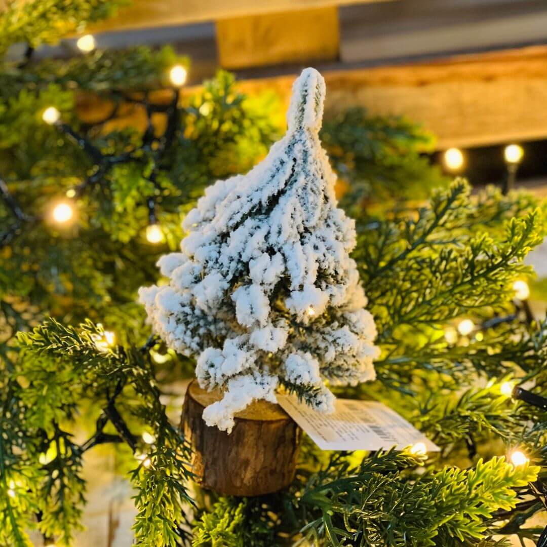 Mini Árvore de Natal Nevada com Base de Madeira – 15cm