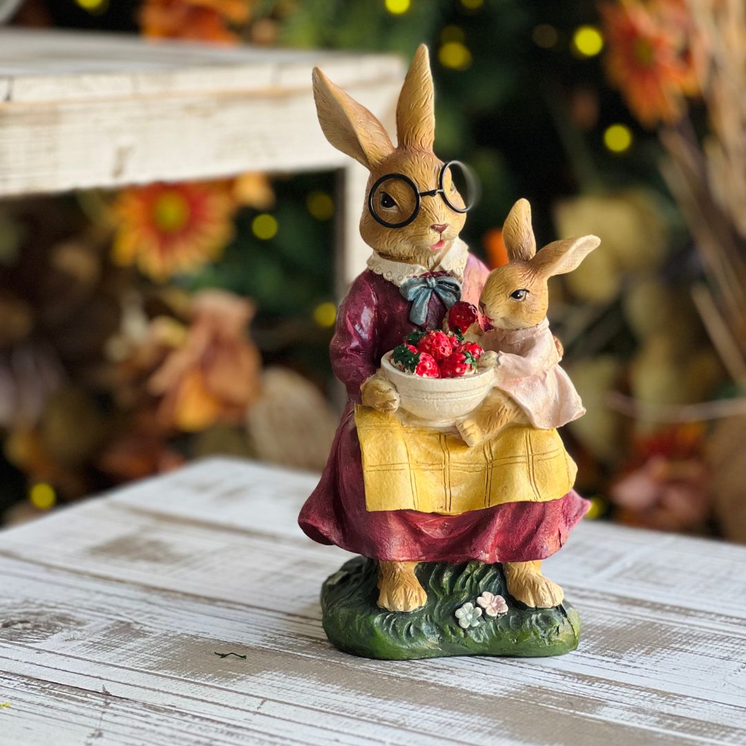 Mamãe Coelho e Filhote Com Morangos - 22cm