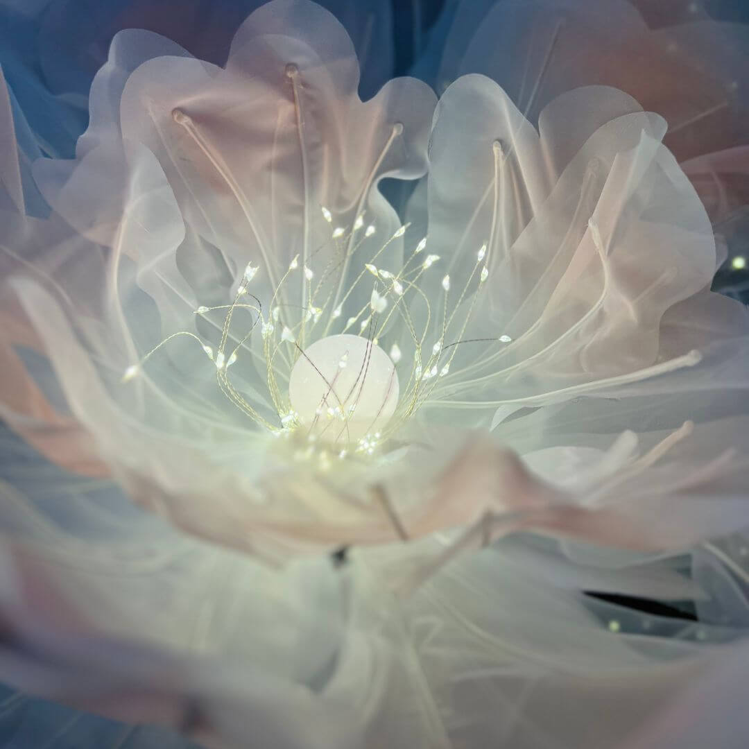 Flor Decorativa com Luz e Movimento – 1,6m - Bivolt