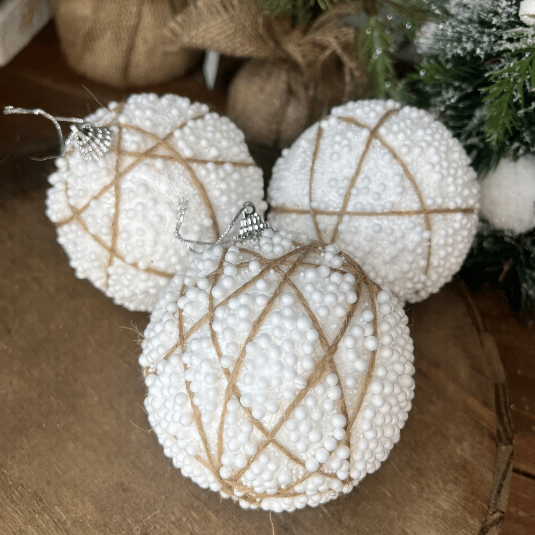 Caixa com 3 Bolas de Natal Decorada Branca Nevada Com Sisal 10cm