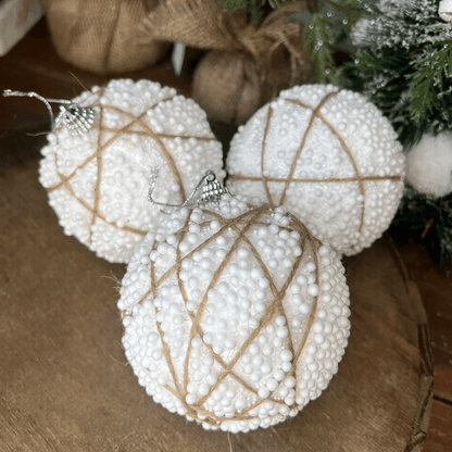 Caixa com 3 Bolas de Natal Decorada Branca Nevada Com Sisal 10cm
