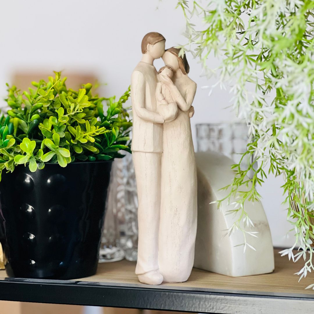 Figura Decorativa Casal Com Bebe - 25cm
