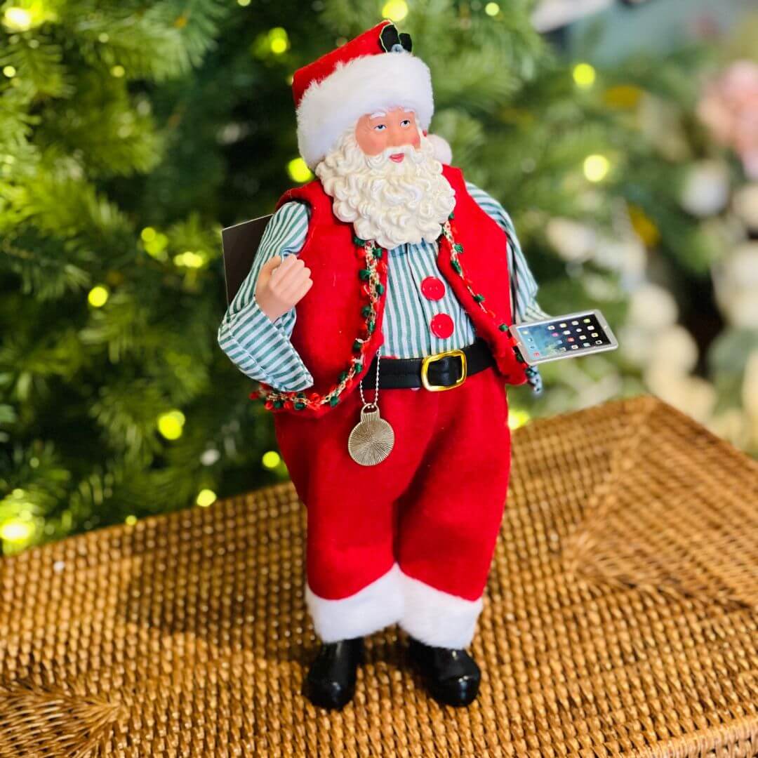 Papai Noel Lendo Jornal e Tablet– 28cm