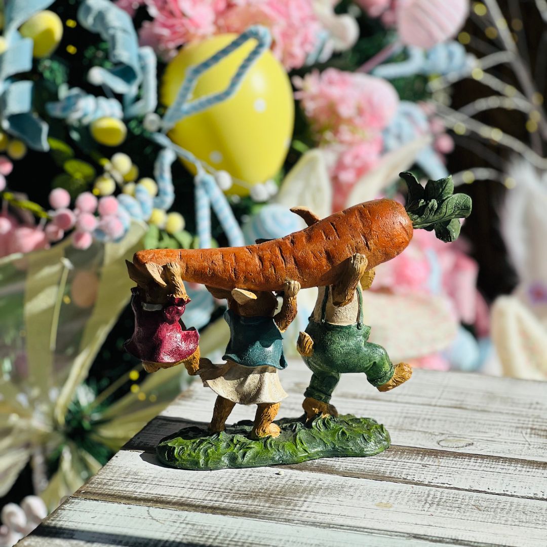 Coelhos Resina Segurando Cenoura - 20cm