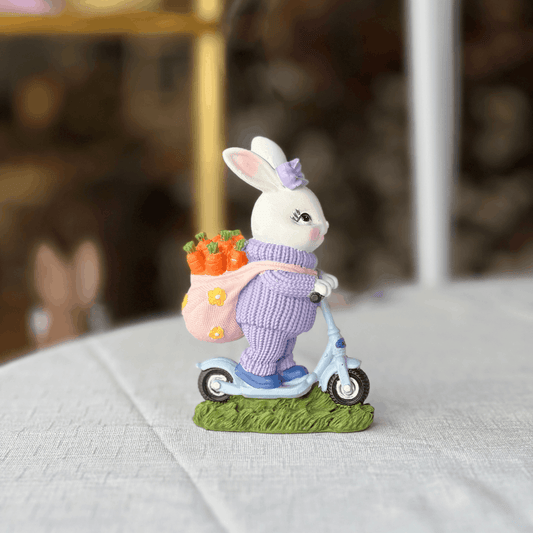 Coelha na Scooter Lilás de Resina 13x9cm