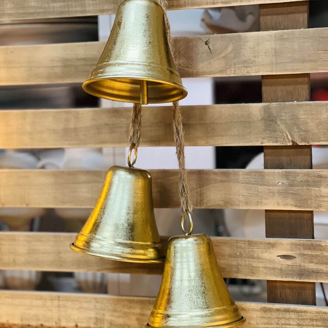 Enfeite Pendente Sinos Dourado e Marrom – 76cm