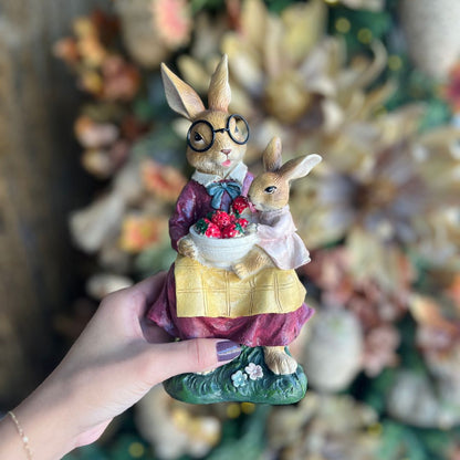 Mamãe Coelho e Filhote Com Morangos - 22cm