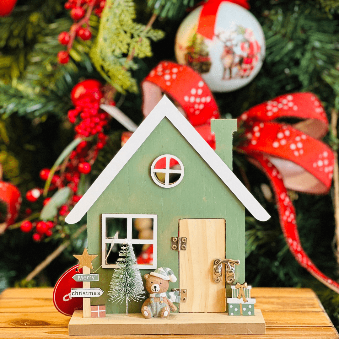Casinha Natalina Com Urso Verde de Madeira 20,5x17x5,5cm