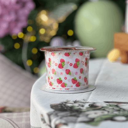 Fita Decorativa Aramada Morangos Branco e Vermelho 6,3cm x 9,14m