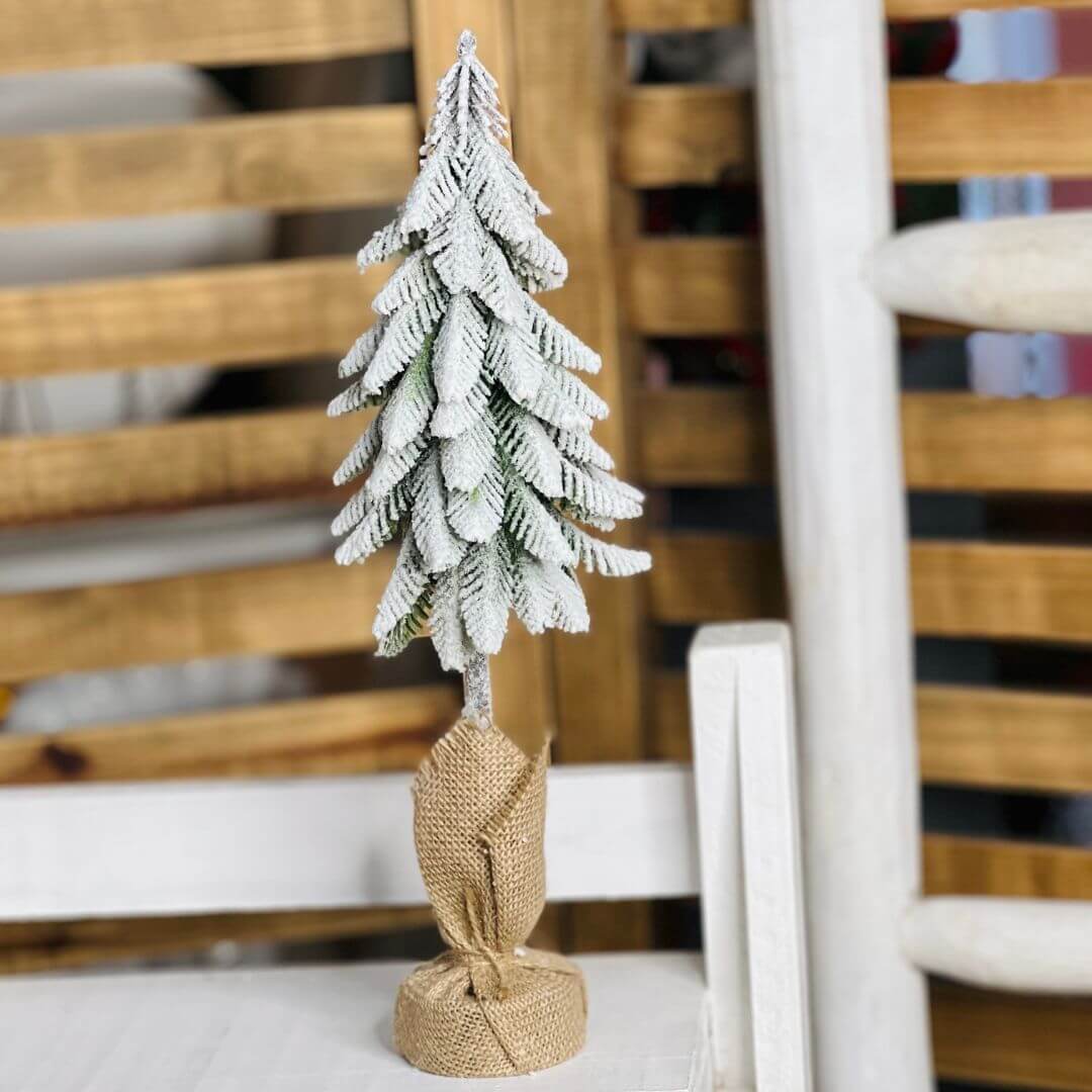 Árvore Pinheiro de Natal Nevada com Base em Juta – 41cm