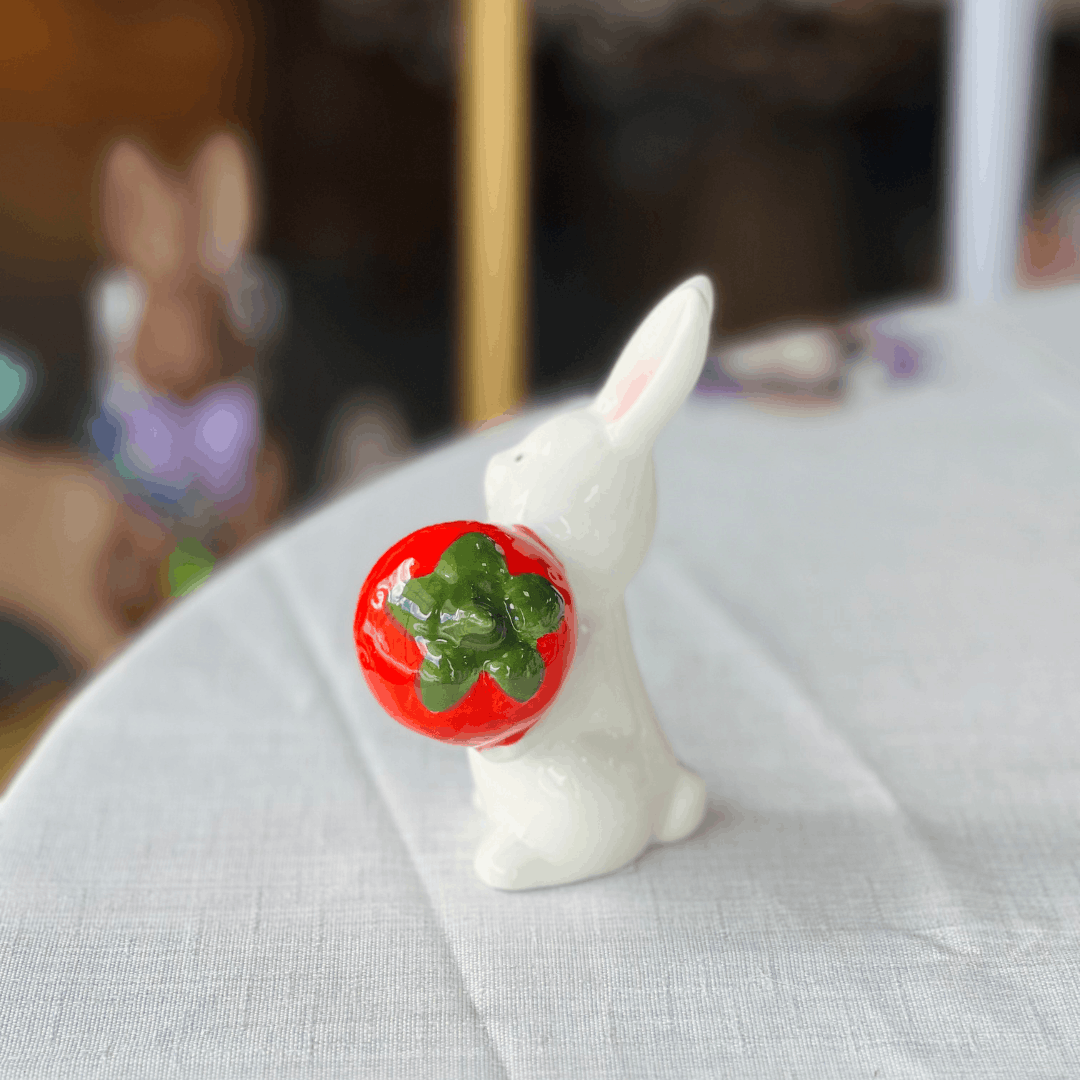 Coelho Com Morango de Cerâmica 12x8,5cm