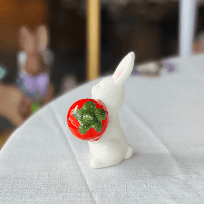 Coelho Com Morango de Cerâmica 12x8,5cm