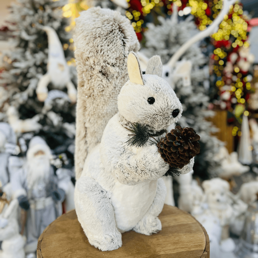 Esquilo Natalino Com Pinha Cinza 65cm