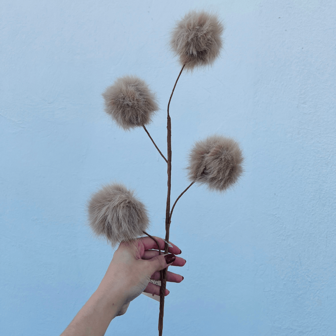 Haste com Bolas de Pelo Bege – 60cm