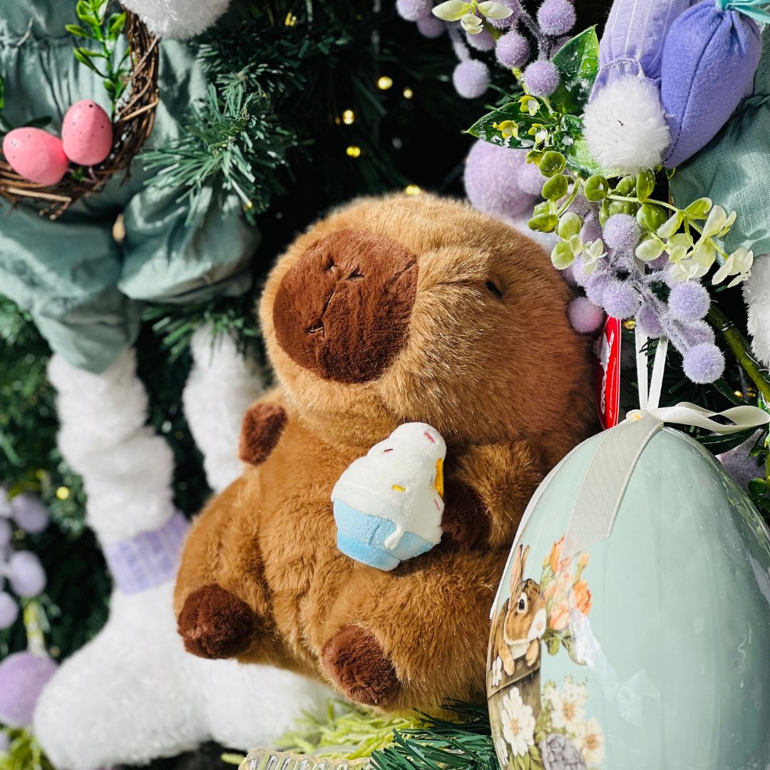 Capivara de Pelúcia com Coelho e Cupcake 26x15x15cm