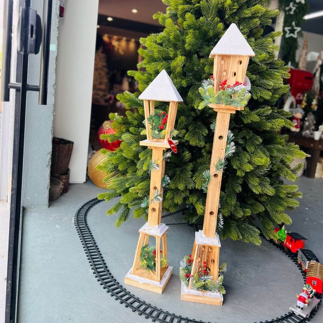 Poste Decorativo com Arranjo de Azevinho e LED – 1,2m