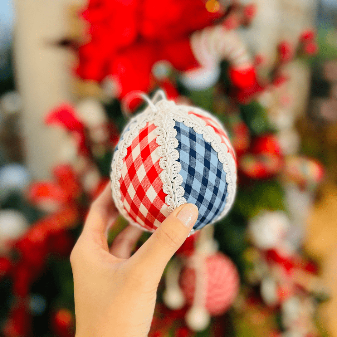 Bola Natalina Xadrez Azul e Vermelho 10cm - 1un