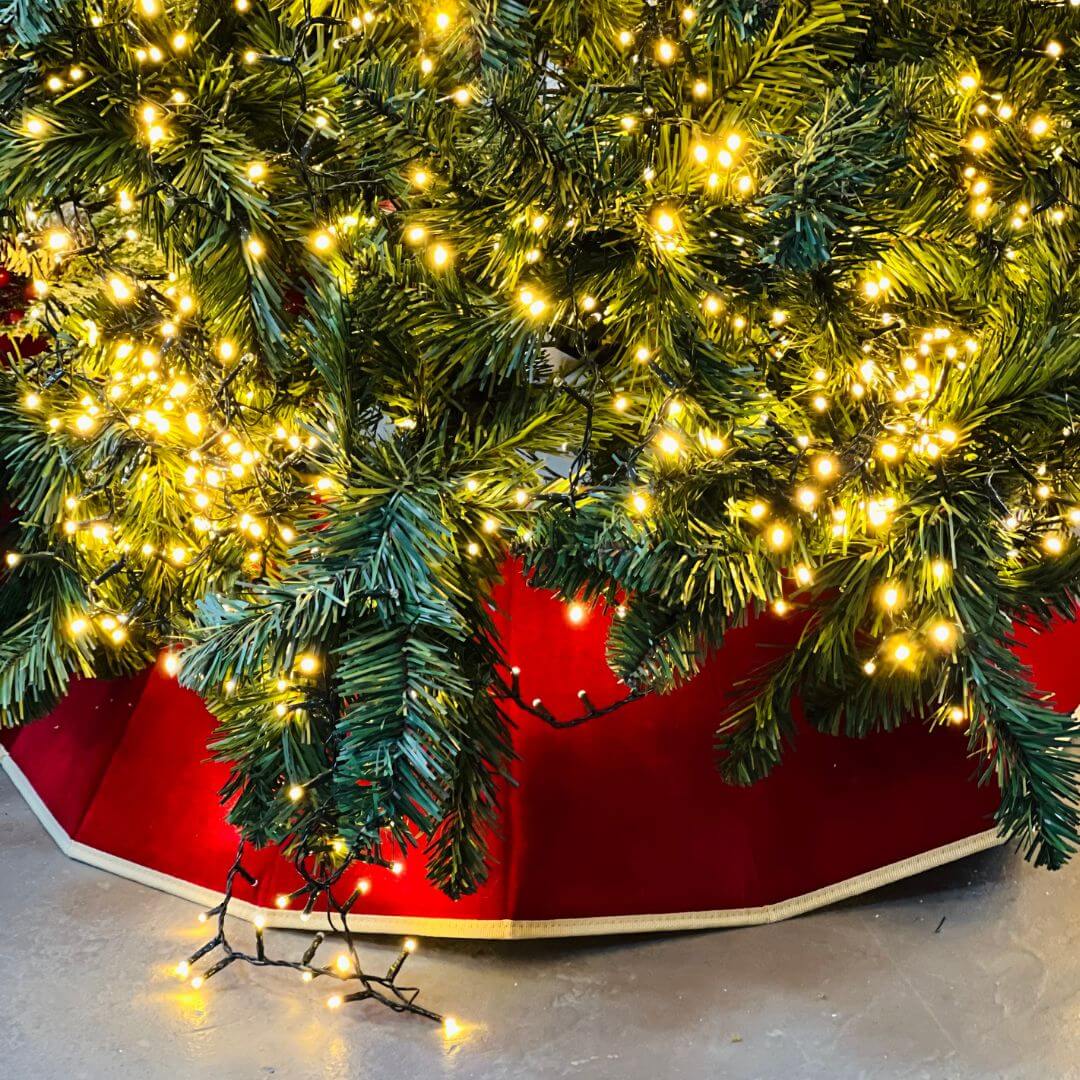 Saia para Árvore Rígida com Veludo Vermelho e Dourado – 68cm