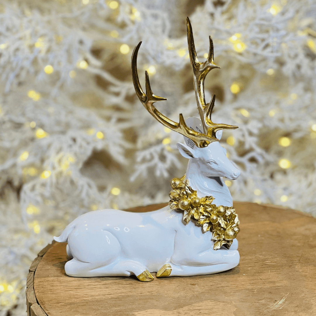 Rena Decorativa Deitada com Guirlanda – 34cm