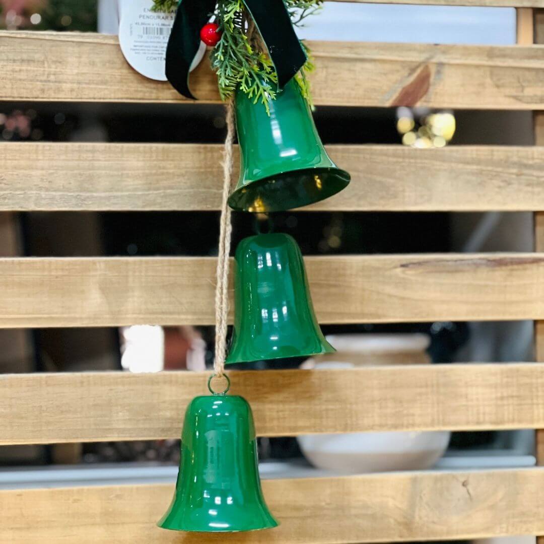 Enfeite Pendente de Sinos com Laço Verde – 45cm