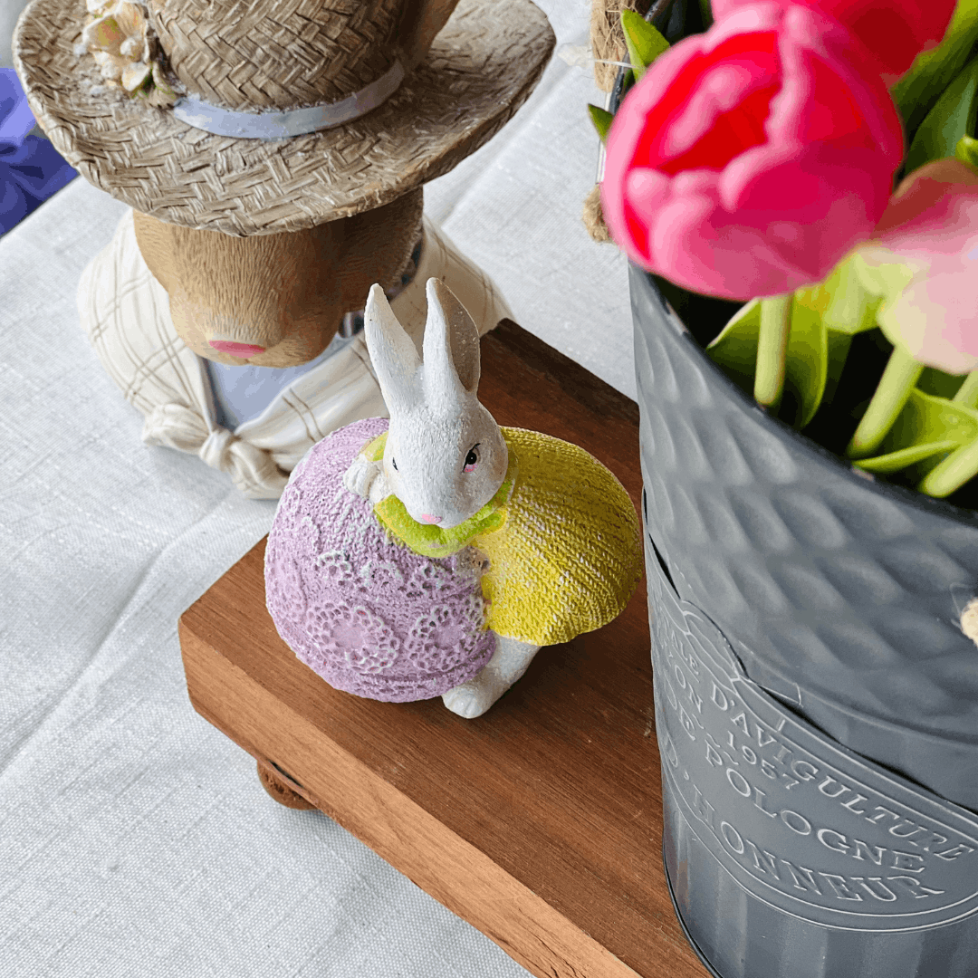 Coelho Decorativo Com Ovo Roxo e Amarelo de Resina 13cm